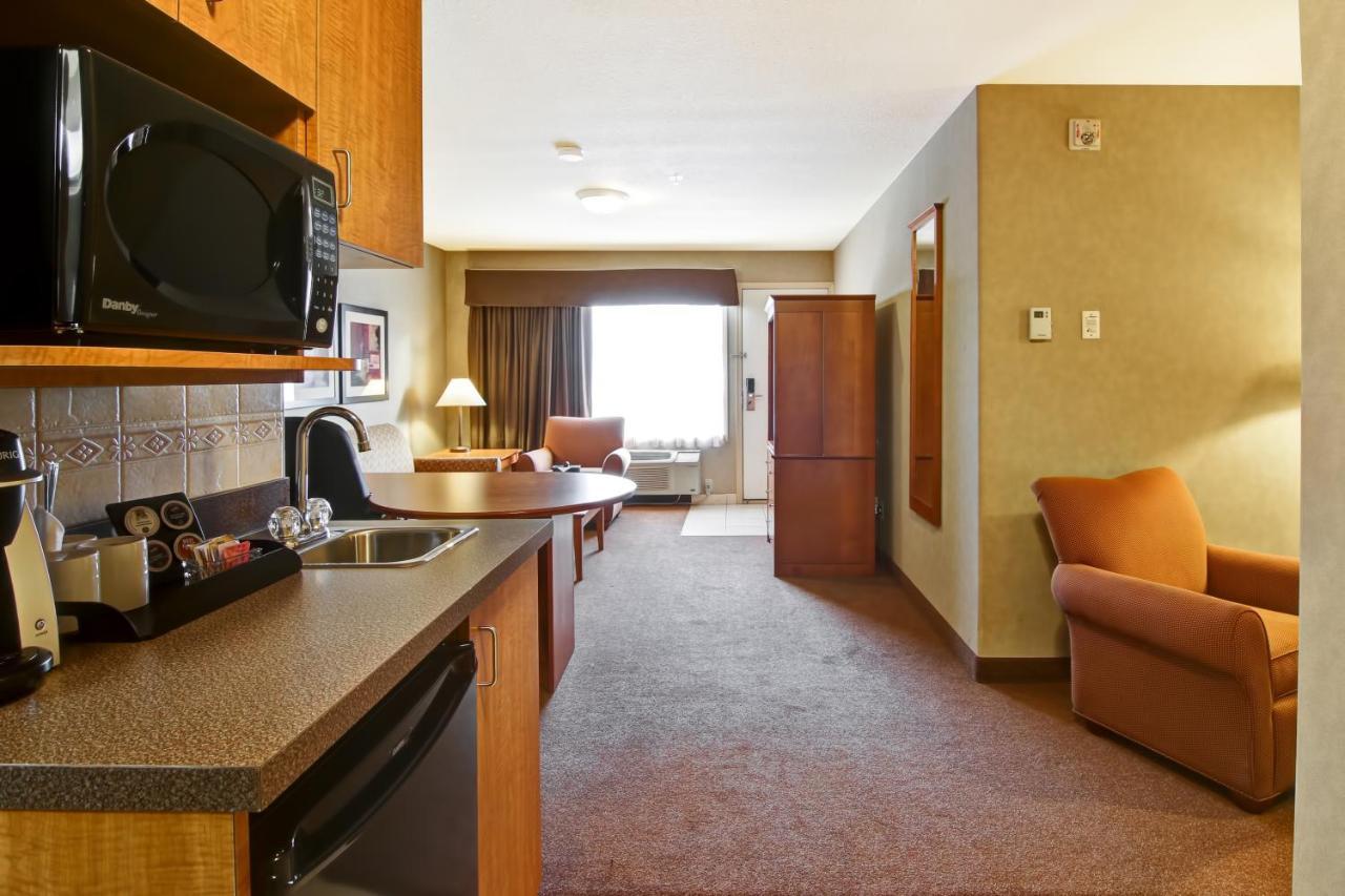 Hotel Ramada By Wyndham Ponoka Esterno foto