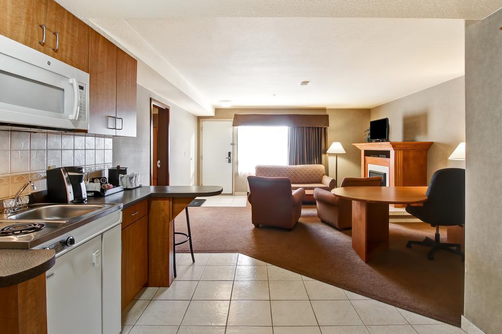 Hotel Ramada By Wyndham Ponoka Esterno foto